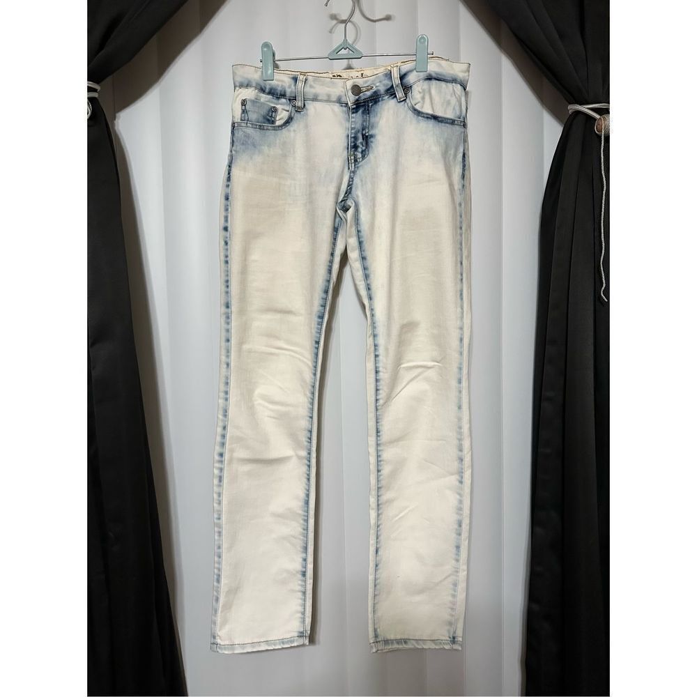 Puzzle white wash light blue denim jeans